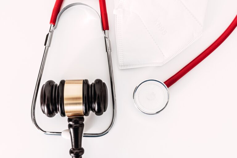 Lawsuits for medical proceedings in the face of the coronavirus pandemic and lack of masks.